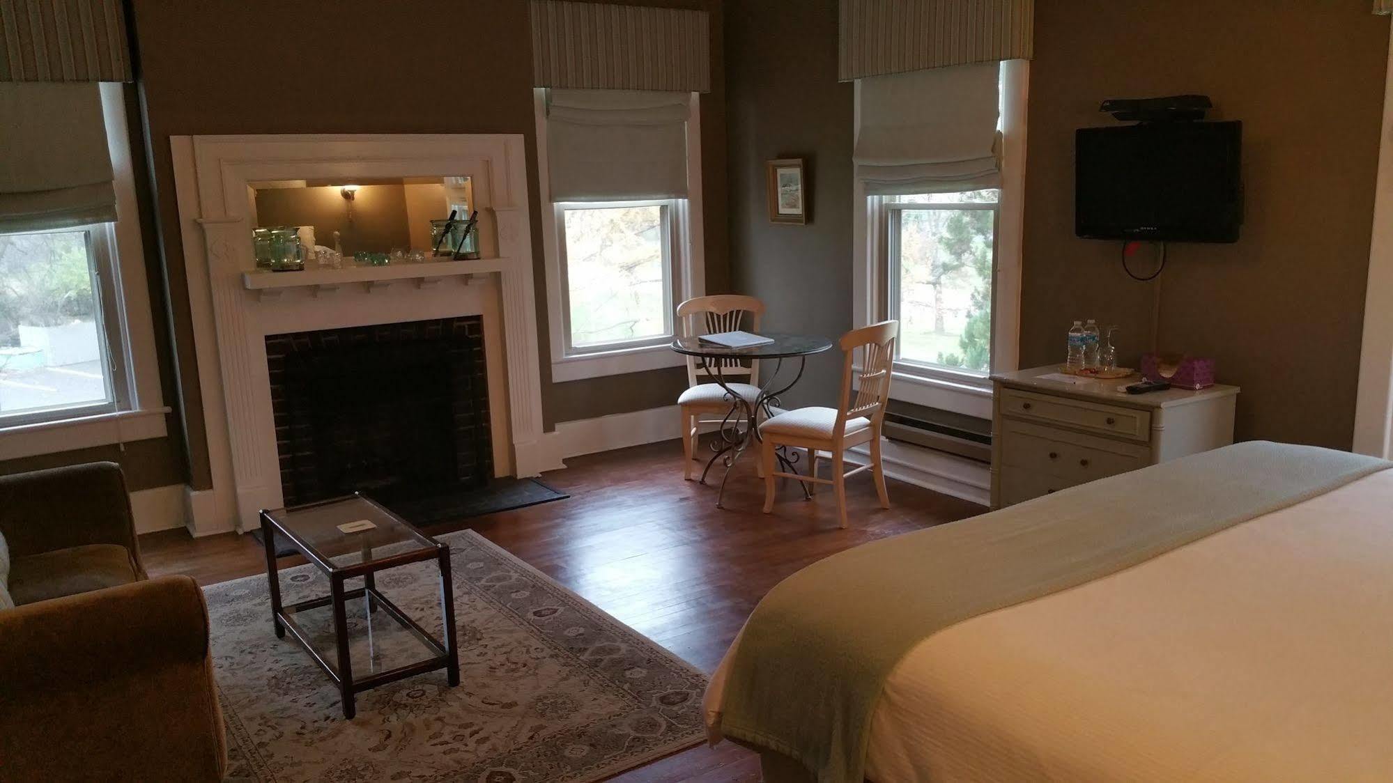 The At Ragged Edge Bed and breakfast